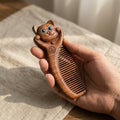 Mộc Lucky Cat – Lược Gỗ Tử Đàn Khắc Mèo May Mắn (Purple Sandalwood Lucky Cat Comb)