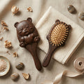 Mộc Bear – Bàn Chải Gỗ Đàn Hương Massage Gấu Ôm Tim | Cozy Massage Hair Brush