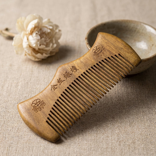 Mộc Bloom – Lược Gỗ Đàn Hương Hoa Khắc Tối Giản | Golden Sandalwood Bloom Comb