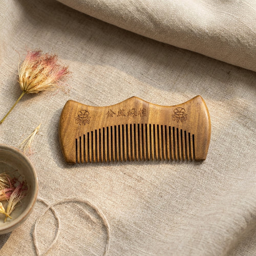Mộc Bloom – Lược Gỗ Đàn Hương Hoa Khắc Tối Giản | Golden Sandalwood Bloom Comb