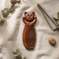 Mộc Lucky Cat – Lược Gỗ Tử Đàn Khắc Mèo May Mắn (Purple Sandalwood Lucky Cat Comb)