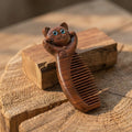 Mộc Lucky Cat – Lược Gỗ Tử Đàn Khắc Mèo May Mắn (Purple Sandalwood Lucky Cat Comb)