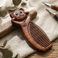 Mộc Lucky Cat – Lược Gỗ Tử Đàn Khắc Mèo May Mắn (Purple Sandalwood Lucky Cat Comb)